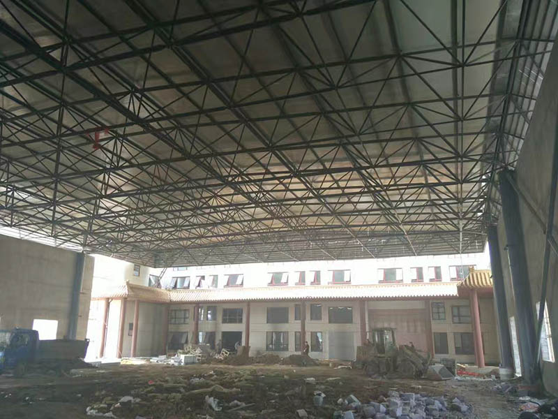 华阴屋顶采光无缝钢管网架安装现场